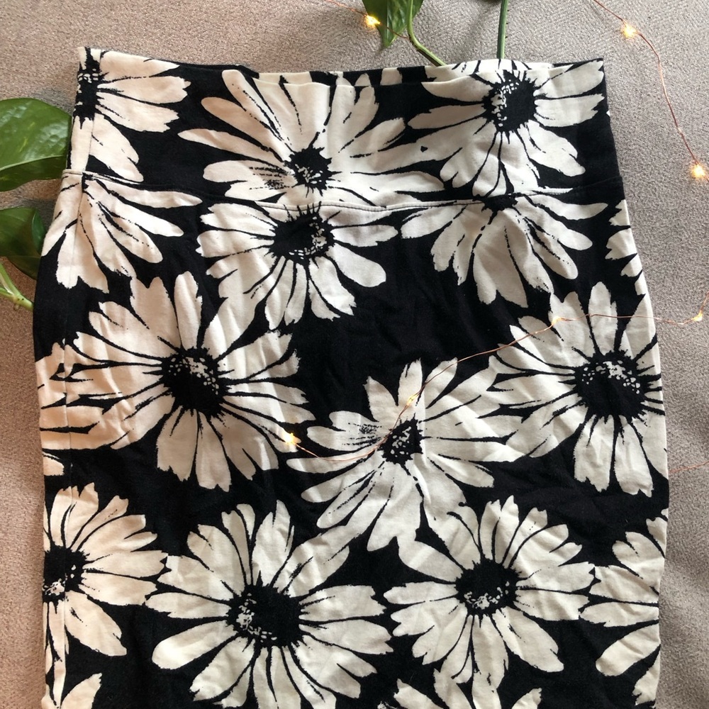 Adorable black and white floral mini skirt